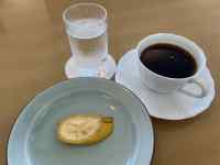 皿の上にあるコーヒー
AI 生成コンテンツは誤りを含む可能性があります。