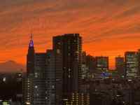 夕日が見える街並み
AI 生成コンテンツは誤りを含む可能性があります。