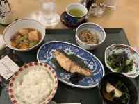 テーブルの上にあるいろんな料理
AI 生成コンテンツは誤りを含む可能性があります。