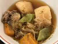 皿の上のシチュー
AI 生成コンテンツは誤りを含む可能性があります。