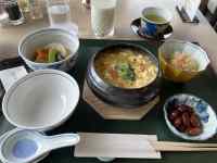 テーブルの上にある数種類のスープ
AI 生成コンテンツは誤りを含む可能性があります。