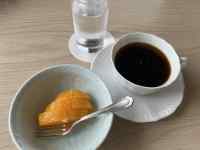 皿の上にあるコーヒー
AI 生成コンテンツは誤りを含む可能性があります。