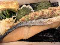 食品, テーブル, 座る, サンドイッチ が含まれている画像
AI 生成コンテンツは誤りを含む可能性があります。