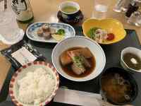 テーブルの上に並べられた料理
AI 生成コンテンツは誤りを含む可能性があります。