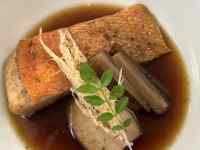 皿の上の食べ物
AI 生成コンテンツは誤りを含む可能性があります。