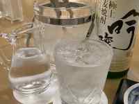 テーブル, カップ, メガネ, 食品 が含まれている画像
AI 生成コンテンツは誤りを含む可能性があります。