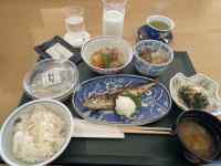 テーブルの上に並べられた料理
AI 生成コンテンツは誤りを含む可能性があります。