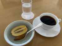 皿の上に置かれたコーヒーカップ
AI 生成コンテンツは誤りを含む可能性があります。