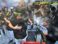 人, 男, 食品, 立つ が含まれている画像
AI 生成コンテンツは誤りを含む可能性があります。