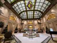 屋内, 建物, 時計, テーブル が含まれている画像
AI 生成コンテンツは誤りを含む可能性があります。