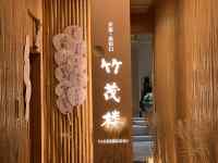 家具, カーテン が含まれている画像
AI 生成コンテンツは誤りを含む可能性があります。