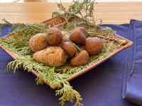 テーブルの上の食べ物
AI 生成コンテンツは誤りを含む可能性があります。