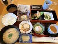 テーブルの上にあるいろんな食べ物
AI 生成コンテンツは誤りを含む可能性があります。