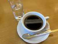 皿の上に置かれたコーヒーカップ
AI 生成コンテンツは誤りを含む可能性があります。