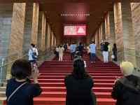 建物, 敷物, 民衆, ホール が含まれている画像
AI 生成コンテンツは誤りを含む可能性があります。