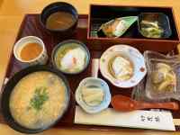 テーブルの上にあるいろんな食べ物
AI 生成コンテンツは誤りを含む可能性があります。