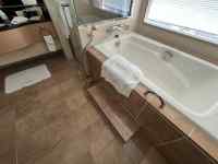 屋内, 窓, 建物, 流し が含まれている画像
AI 生成コンテンツは誤りを含む可能性があります。