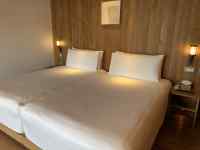 �z�e���̃x�b�h���[��

AI �����R���e���c�͌����܂މ\��������܂��B