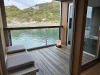 ���̂��΂ɒu����Ă���x���`

AI �����R���e���c�͌����܂މ\��������܂��B