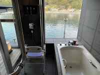 ���ɕt���Ă���o�X���[��

AI �����R���e���c�͌����܂މ\��������܂��B