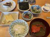 �e�[�u���̏�ɕ��ׂ�ꂽ����

AI �����R���e���c�͌����܂މ\��������܂��B