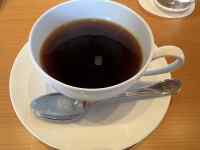 �M�̏�ɒu���ꂽ�R�[�q�[�J�b�v

AI �����R���e���c�͌����܂މ\��������܂��B