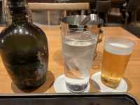 �e�[�u���̏�̃{�g���ƃO���X

AI �����R���e���c�͌����܂މ\��������܂��B