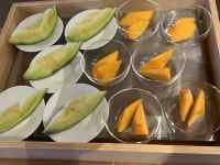 ��̏�ɂ��鐔��ނ̃t���[�c

AI �����R���e���c�͌����܂މ\��������܂��B