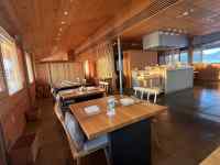 �e�[�u���ɒu���Ă���l�X�ȉƋ�

AI �����R���e���c�͌����܂މ\��������܂��B