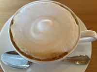 �M�̏�ɒu���ꂽ�R�[�q�[�J�b�v

AI �����R���e���c�͌����܂މ\��������܂��B