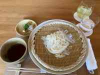 �J�b�v, �e�[�u��, �R�[�q�[, �H�i ���܂܂�Ă���摜

AI �����R���e���c�͌����܂މ\��������܂��B