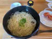 �M�̏�ɂ���X�[�v

AI �����R���e���c�͌����܂މ\��������܂��B