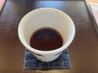 �e�[�u���̏�ɒu���ꂽ�R�[�q�[�J�b�v

AI �����R���e���c�͌����܂މ\��������܂��B