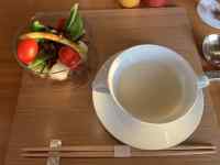 �ؐ��e�[�u���̏�ɉԕr

AI �����R���e���c�͌����܂މ\��������܂��B