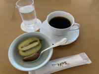 �e�[�u���̏�ɂ���R�[�q�[

AI �����R���e���c�͌����܂މ\��������܂��B