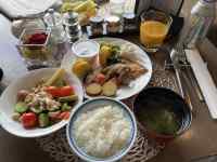 �e�[�u���̏�ɂ��鐔��ނ̐H��

AI �����R���e���c�͌����܂މ\��������܂��B