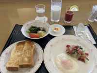 �e�[�u���̏�ɂ��闿��

AI �����R���e���c�͌����܂މ\��������܂��B