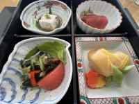 ��̏�ɂ��鐔��ނ̃T���h�C�b�`

AI �����R���e���c�͌����܂މ\��������܂��B