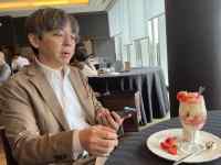 �e�[�u���ɍ����Ă���j��

AI �����R���e���c�͌����܂މ\��������܂��B