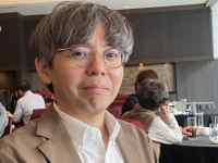 �X�[�c�𒅂Ă���l�̓X�}�C�����Ă���

AI �����R���e���c�͌����܂މ\��������܂��B