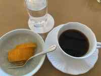 �M�̏�ɒu���ꂽ�R�[�q�[�J�b�v

AI �����R���e���c�͌����܂މ\��������܂��B