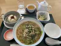 �e�[�u���̏�ɂ���X�[�v

AI �����R���e���c�͌����܂މ\��������܂��B