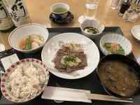 �e�[�u���̏�ɂ��邢���ȗ���

AI �����R���e���c�͌����܂މ\��������܂��B