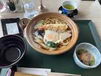 �e�[�u���̏�ɂ��闿��

AI �����R���e���c�͌����܂މ\��������܂��B