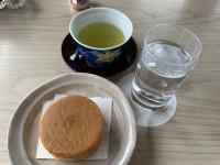 �e�[�u���̏�ɂ���R�[�q�[

AI �����R���e���c�͌����܂މ\��������܂��B