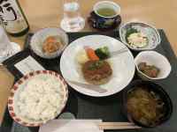 �e�[�u���̏�ɕ��ׂ�ꂽ����

AI �����R���e���c�͌����܂މ\��������܂��B