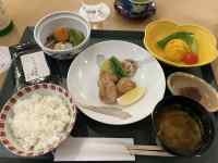 �e�[�u���̏�ɂ��闿��

AI �����R���e���c�͌����܂މ\��������܂��B