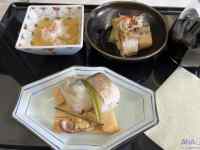 �e�[�u���ɒu���ꂽ�����̃`���V���u����Ă���H�ו�

AI �����R���e���c�͌����܂މ\��������܂��B