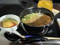 �e�[�u���̏�ɂ���X�[�v

AI �����R���e���c�͌����܂މ\��������܂��B