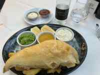 �e�[�u���̏�̐H��

AI �����R���e���c�͌����܂މ\��������܂��B